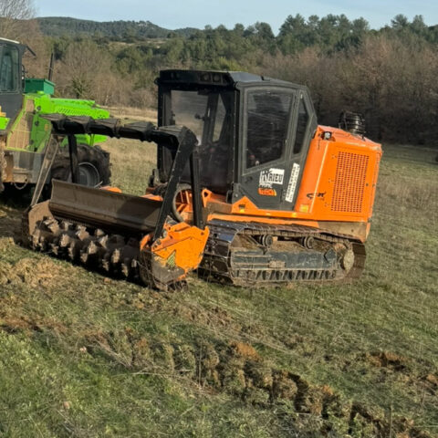 Broyeur forestier pour le débroussaillage